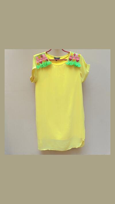 Women’s yellow kurta, with tassels, short sleeves, size L