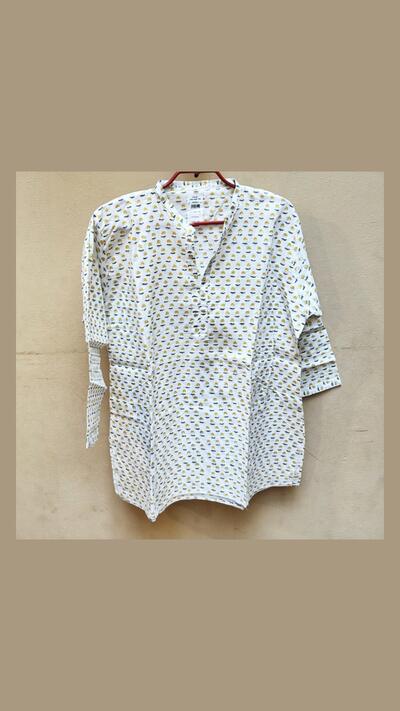 Women’s kurta with a stand-up collar, crew neck and 3/4-length sleeves