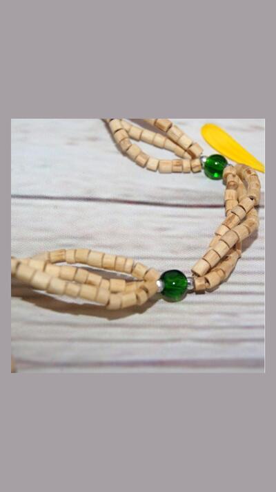 A 1-row Kantimála with green beads on 3 rows of tulasi