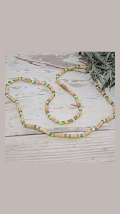 Kantimála, 1st row, 1 white bead between 2 green beads
