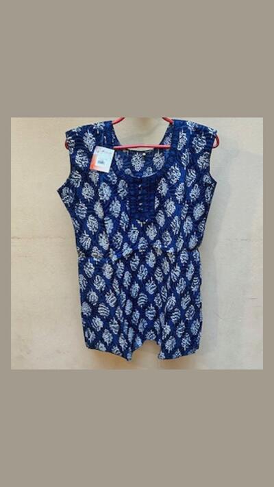 Women’s/girls’ top with blue and white print, size S