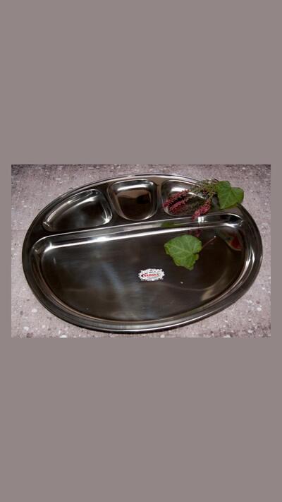 Oval plate with 4 compartments