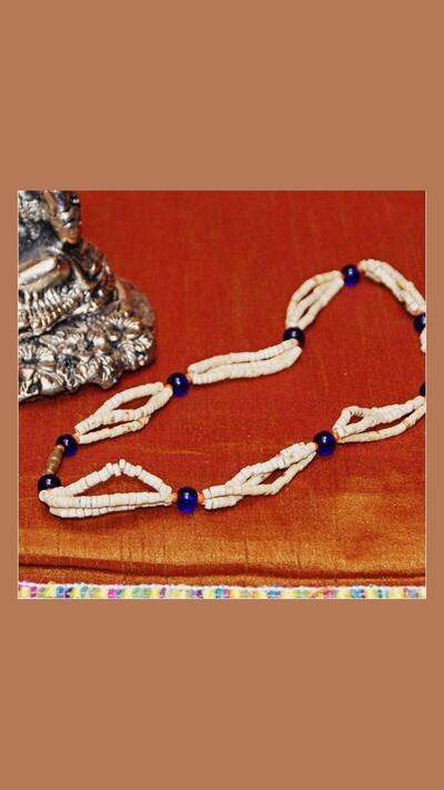 A 1-row Kantimála with blue beads on 3 rows of tulas
