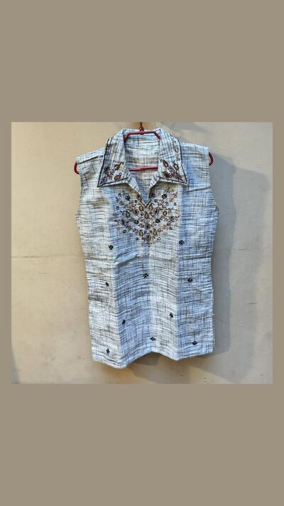 Women’s sleeveless blouse embroidered with four-leaf clovers, size S/M