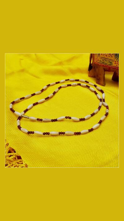 Kantimála, 2nd row, 3 brown, 1 oval bead