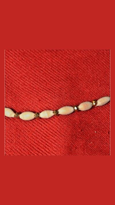 Kantimála, 1st series: gold/coloured bead and tulasi olive