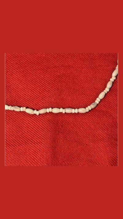 Kantimála, 1st row: 2 round beads and 1 oval bead