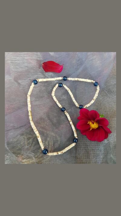 Kantimála, 1st row, coloured, between 2 gold beads