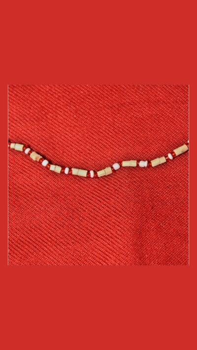 Kantimála, 1st row: white among red beads