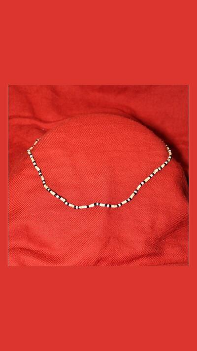 Kantimála, 1st row: white amongst dark blue beads