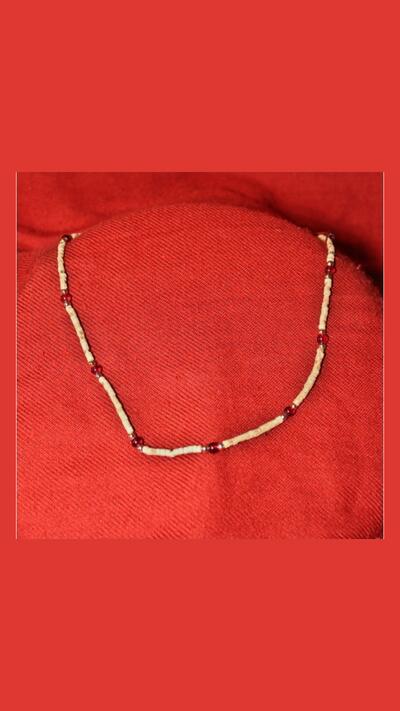 Kantimála, 1st row, red, between 2 gold beads