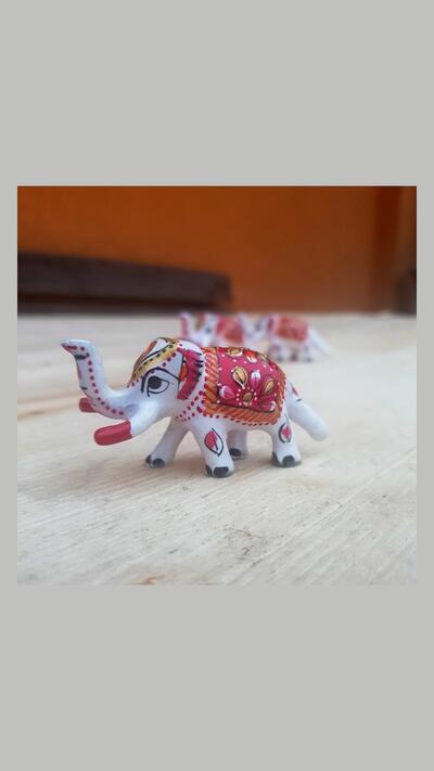 Ceramic elephant, 3 x 7 cm