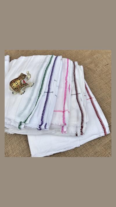 A thin strip of dhoti, a border with leaves