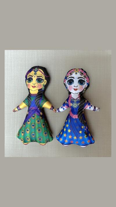 Gopí Lalita (gold) & Vishakha dolls