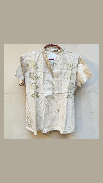 Women’s embroidered kurta, short sleeves