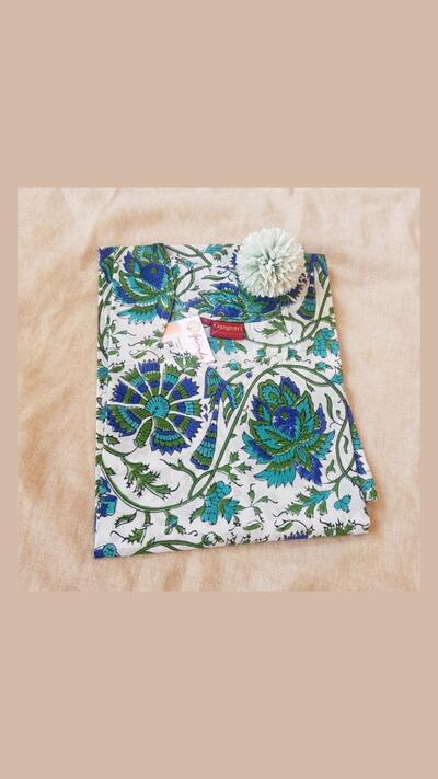 Women’s kurta with a V-neck, short sleeves