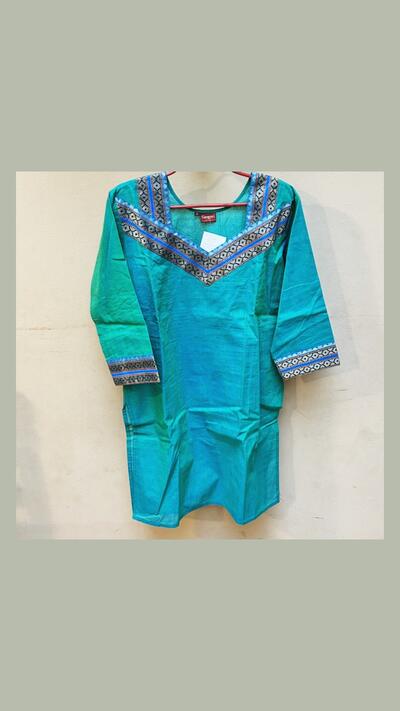 Women’s green kurta with embroidery, 3/4 sleeves