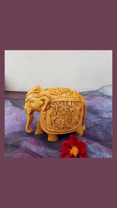 Large carved elephant with a blanket on its back, 10 cm