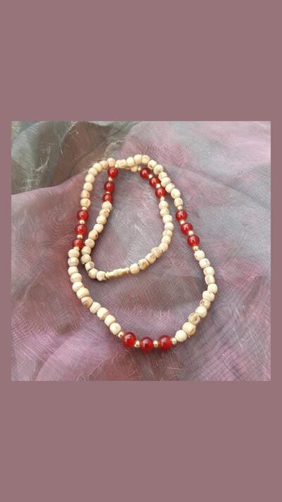Kantimála, 1st row: 3 coloured beads interspersed with gold beads