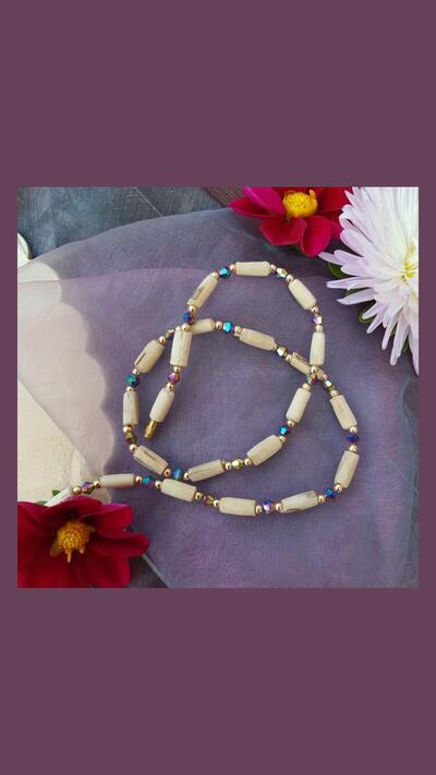 Kantimála, 1st row: red/green/blue/black, between 2 gold beads