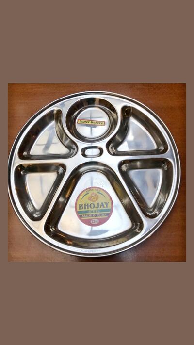 Round plate with 6 compartments