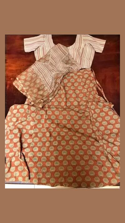 Gopi dress with a collar and ruffles, size L