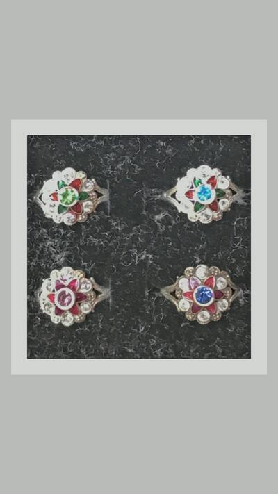 Flower ring with an eyelet