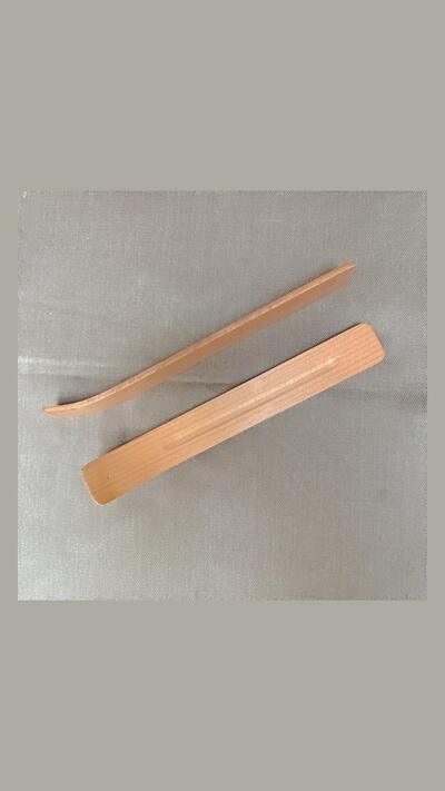 Unadorned wooden stick holder, light/dark