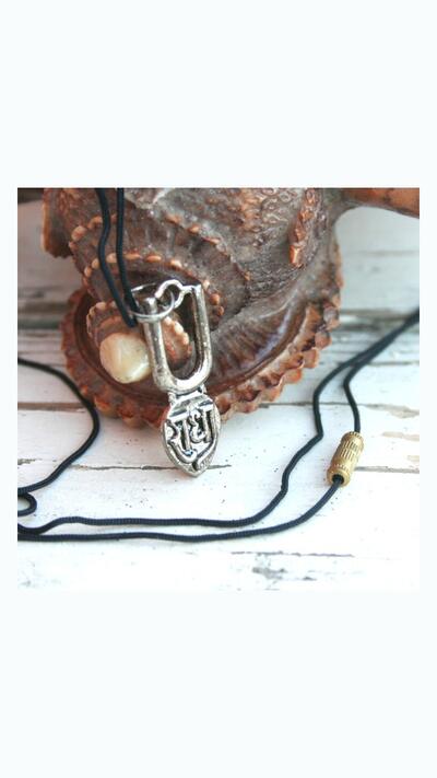 Tilak Rádhe pendant (Sanskrit inscription)