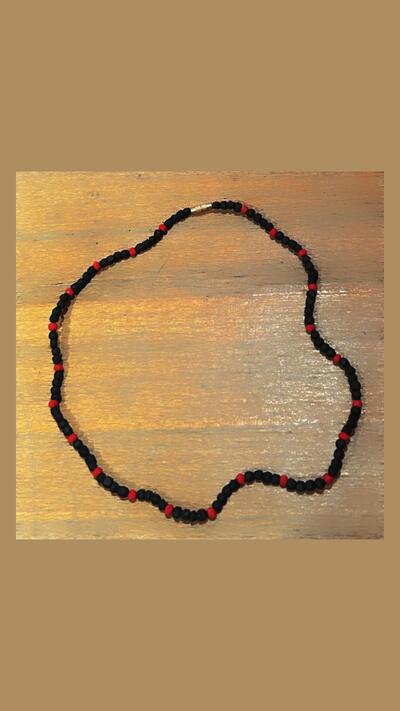 Kantimála, 1st series, black with yellow/red beads
