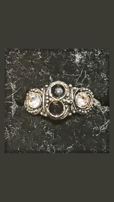 Oriental metal ring, with black rings arranged vertically