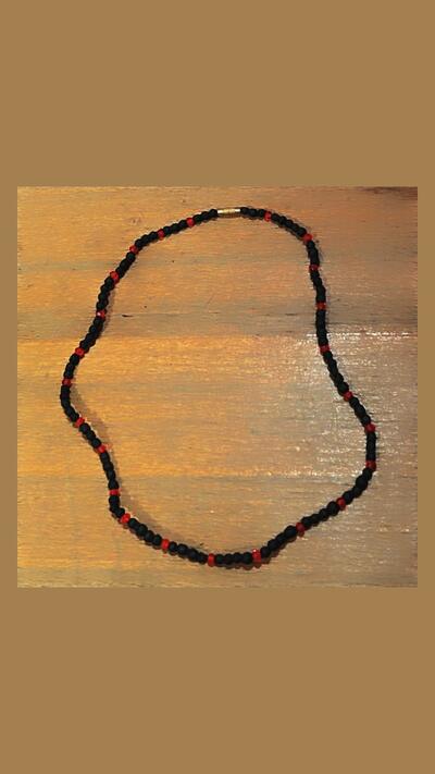 Kantimála, 1st series, black and transparent white/red bead