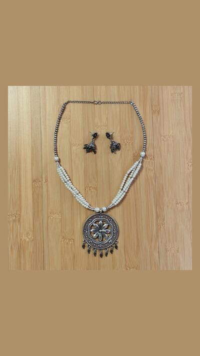 Vrinda Creation Necklace with pearls and a metal clasp, earrings
