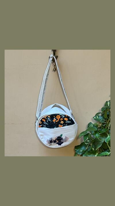 White round shoulder bag, diameter 28 cm