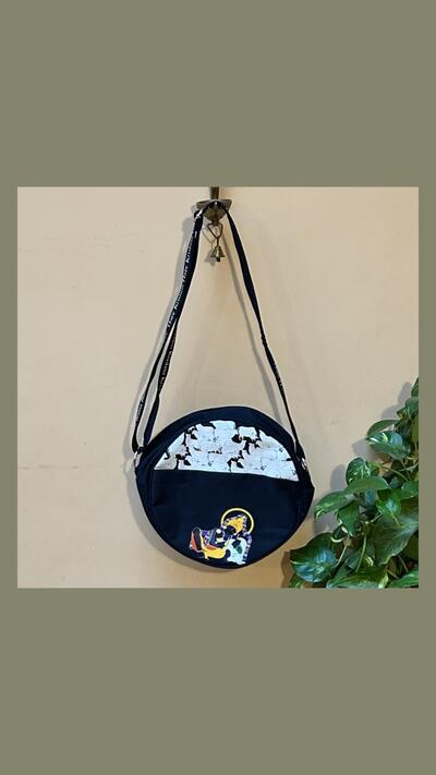Dark blue round shoulder bag, 28 cm in diameter