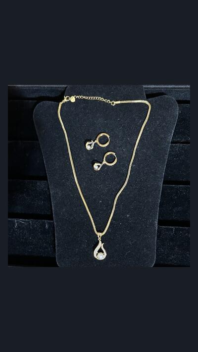 Vrinda Creation Necklace with a pearl and earrings