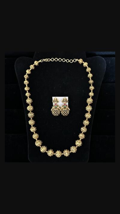 Vrinda Creation: Gold-plated metal necklace and earrings