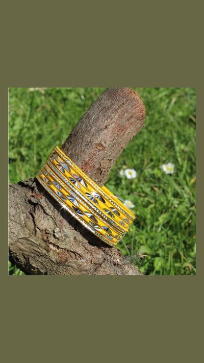 Set of 8 metal relief bracelets