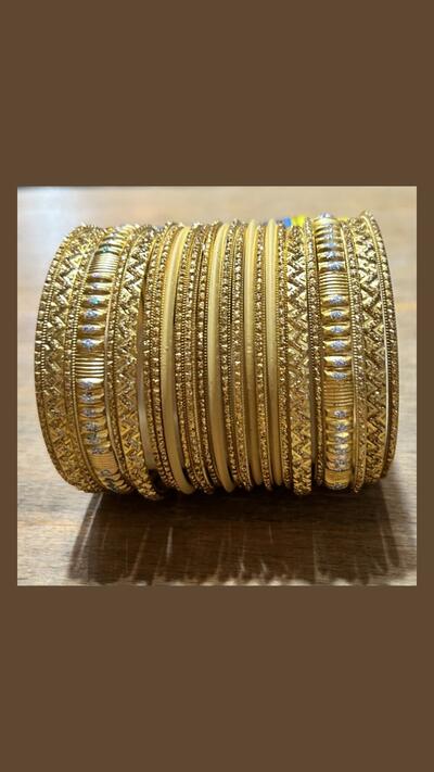 Set of 24 single-colour gold bracelets with gemstones