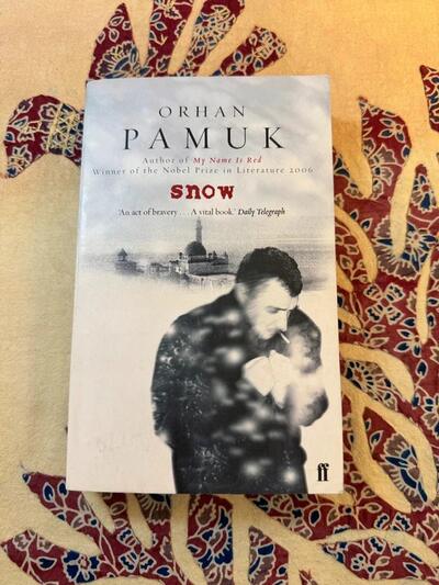 Nobelpreisträger, „Bestes Buch des Jahres“ der New York Times, „Schnee“ von Orhan Pamuk, englischer Politthriller